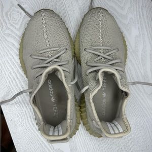2018 Yeezy Boost 350 V2 'Sesame' - Size Men’s US 5. Fits women US Size 6-6.5.